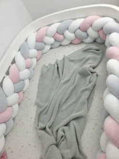 Tour De Lit Tressé 4 Grains Velours Blanc Rose Poudré Et Gris Perle