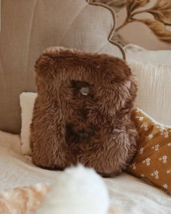 Lettre Géante En Fourrure Brune -GribouilleTa Chambre Soldes Magasin file 3337