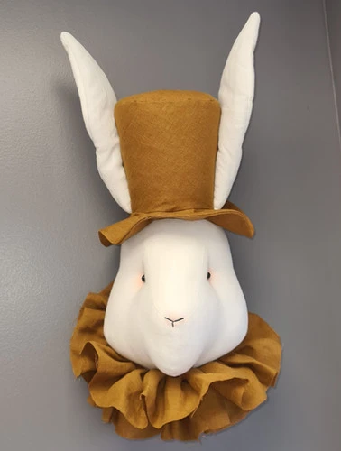 Trophée Mural Benny Le Lapin Bélier Chapeauté Moutarde 4 Trophée Mural Benny Le Lapin Bélier Chapeauté Moutarde – Image 2